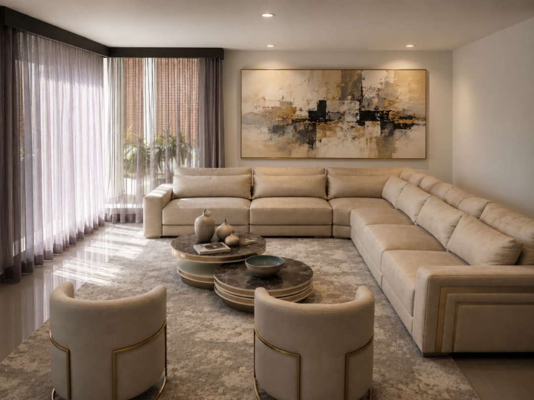 Sala de lujo con sofá modular beige y mesas de mármol